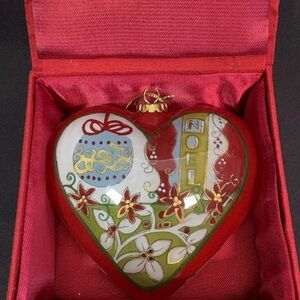Festive Heart-Shaped Holiday Ornament (3)